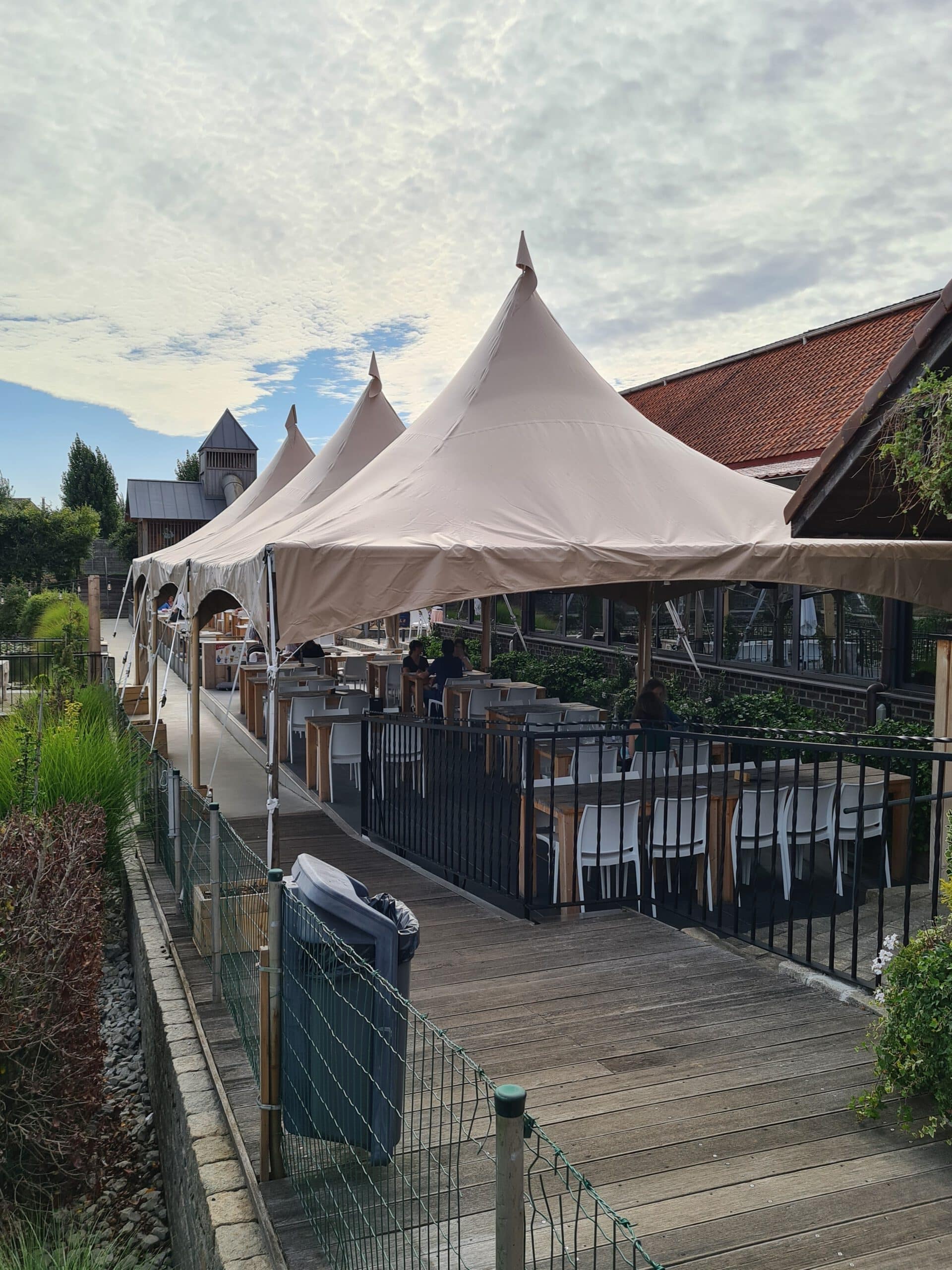 Zandkleurige pagodetent met open zijkanten ideaal voor bruiloften, bedrijfsfeesten en buiten-evenementen.