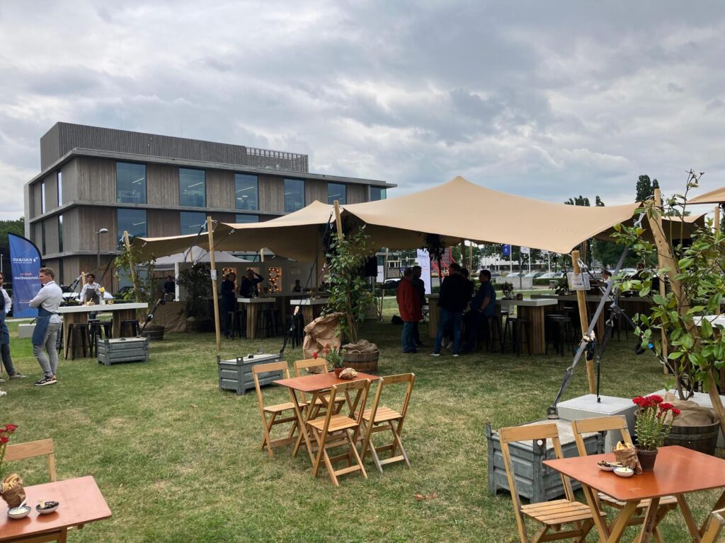 Professionele stretchtent voor bedrijfsfeesten en zakelijke evenementen – luxe uitstraling en maatwerkoplossingen.